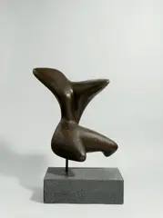 Bernhard Heiliger, Seraph II, 1953, Bronze mit brauner Patina, mit Eisenstab auf Steinsockel montiert