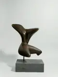 Bernhard Heiliger, Seraph II, 1953, Bronze mit brauner Patina, mit Eisenstab auf Steinsockel montiert