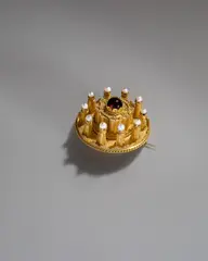 Prinz Albert von Sachsen-Coburg und Gotha, Brosche in Tortenform für Queen Victoria von England (1819–1901) zum zweiten Geburtstag ihrer Tochter Princess Royal Victoria (1840–1901) am 21. November 1842, 1842, Gold, getrieben, ziselliert; Golddraht, gedreht; 10 Flussperlen, Granat. 2,3 cm; Ø 4,6 cm ( ⅞ in.; Ø 1 ¾ in.)