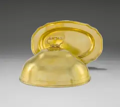 Carl David Schrödel, Ovale Wärmeglocke mit Platte aus dem doppelt-matt-vergoldeten Silberservice für Kurfürst Friedrich August III. von Sachsen (1750-1827), 1774, Silber, getrieben, gegossen, ziseliert, doppelt- und mattvergoldet