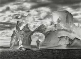 Sebastião Salgado, Antarctica“. Iceberg between the Paulet Islands and the Shetland Islands