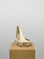 Georg Herold, Kleiner Bernhardiner“ (aus der Serie: Deutschsprachige Gipfel), 1985, Unterhose, teilweise geleimt, Draht, Zwirn, Sockel