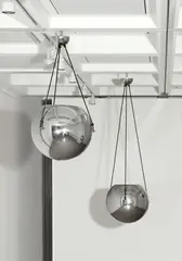 Josef Zotti, Paar Kugelleuchten aus dem Wiener Kaffeehaus „Café Museum, 1929, Messing, vernickelt. Ø 65 cm (25 ⅝ in.)