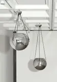 Josef Zotti, Paar Kugelleuchten aus dem Wiener Kaffeehaus „Café Museum, 1929, Messing, vernickelt. Ø 65 cm (25 ⅝ in.)