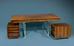 Bodil Kjær, Schreibtisch (902) mit zwei Rollcontainern. 1959 / Anfang der 1960er Jahre, Palisander auf Eichenholz furniert; Vierkantstahlrohr, verchromt – Hersteller: E. Pedersen & Son, Rodovre (Dänemark) (produziert 1961–75/76)