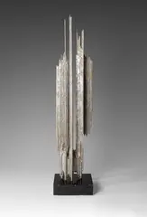 Brigitte Matschinsky-Denninghoff, Engel, 1958, Messing und Zinn, auf schwarz gefassten Holzsockel montiert