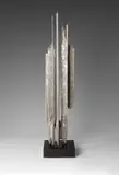 Brigitte Matschinsky-Denninghoff, Engel, 1958, Messing und Zinn, auf schwarz gefassten Holzsockel montiert