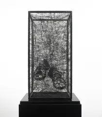 Traum/Alltag (Kinderschuhe) by Chiharu Shiota, 2008, Rahmen aus lackiertem Stahl, Schuhe, Wollfäden, sold Nov 2024