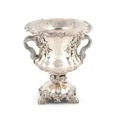 Rafraichissoir en argent 84 zolotniki A fine Russian silver wine cooler, Marque de fabrique en cyrillique « CT » pour Carl Tegelsten, Saint-Pétersbourg, 1843, la base circulaire à larges godrons reposant sur quatre pieds à branches feuillagées, les anses en forme de branches d'arbre avec texture d'écorce se terminant par des feuilles et des fleurs, le bord supérieur amovible est également orné d'un épais feuillage, l'intérieur avec un revêtement cylindrique en argent. L'intérieur porte une dédicace au directeur Andrey Kramer et est daté « 14/10/1924 », dans un coffret en bois contemporain