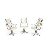 Travail américain. Trois fauteuils, Vinyle blanc, acier chromé