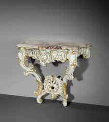 Porzellanmanufaktur Frankenthal, Konsoltisch mit Porzellanplatte für Kurfürst Carl Theodor von der Pfalz (1724–1799) – Modell wohl von Franz Conrad Link (1730–1793), Um 1770, Porzellan, plastisch geformt, goldstaffiert; Linde, geschnitzt, gefasst; Marmorplatte (Fleur de Pêcher)