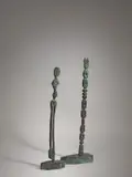 A. R. Penck, Frau und Mann - Sie und Er, 1985, Bronze mit grünschwarzer Patina. Höhe: 59 cm bzw. 67 cm (23 ¼ in. bzw. 26 ⅜ in.)