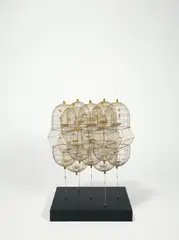 Günter Haese, Ohne Titel“ („Pilar“), 1989, Messing und Phosphorbronze, auf schwarz lackiertem Holzsockel montiert