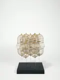 Günter Haese, Ohne Titel“ („Pilar“), 1989, Messing und Phosphorbronze, auf schwarz lackiertem Holzsockel montiert