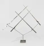 George Rickey, Four Lines Oblique Zig-Zag III, 1977, Kinetische Edelstahlskulptur mit 4 beweglichen Nadeln (Innenskulptur). Maße variabel: maximale Höhe: 85,5 cm, maximale Breite: 85,5 cm (33 ⅝ in., maximale Breite: 33 ⅝ in.)