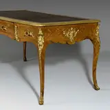 Pierre Migeon IV, Schreibtisch - Bureau Plat, Um 1750, Amaranth- und Rosenholz oder Tulpenholz, furniert; Konstruktionsholz: Eiche; Bronzebeschläge, Lederschreibfläche