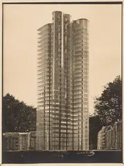 Ludwig Mies van der Rohe, Gläserner Wolkenkratzer, Modell mit Staffage des Bildhauers Oswald Herzog. Nicht ausgeführtes Projekt von 1922 / Photo: Curt Rehbein, 1922, Vintage. Silbergelatine-Kontaktabzug
