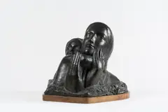 Georges Minne, Mère et enfant, Bronze à patine foncée sur base en bois