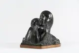 Georges Minne, Mère et enfant, Bronze à patine foncée sur base en bois