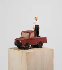 Stephan Balkenhol, Mann mit Transportwagen, 1999, Wawa-Holz, teilweise farbig gefasst