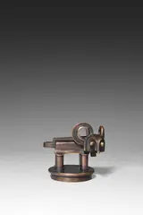 Rudolf Belling, Fabeltier, sog. ‚Horchtier‘“ (Kühlerfigur für die Autofirma Horch), 1926, Bronze mit goldbrauner Patina