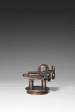 Rudolf Belling, Fabeltier, sog. ‚Horchtier‘“ (Kühlerfigur für die Autofirma Horch), 1926, Bronze mit goldbrauner Patina