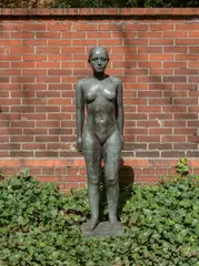 Ludwig Kasper, Stehendes Mädchen, 1931, Bronze mit grünlicher Patina