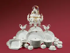 Porzellanmanufaktur Meissen, Teile aus dem Schwanenservice für zwölf Personen mit dem Brühl-Wappen. Nach 1970, Porzellan, reliefiert, teilweise plastisch geformt, farbige Aufglasurmalerei mit „indianischen“ Streublumen, Goldstaffage