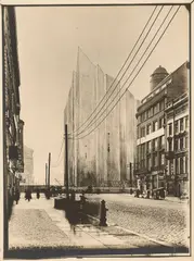 Ludwig Mies van der Rohe, Projekt „Wabe, Friedrichstrasse“, Entwurf für das Hochhaus an der Friedrichstraße, 1921. Perspektive von Norden, erste Fassung / Photo: Curt Rehbein, 1922, Vintage. Silbergelatine-Kontaktabzug einer Photomontage
