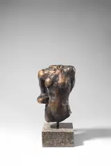 Franz Marc, Frauentorso, 1910, Bronze mit goldbrauner Patina, auf Steinsockel montiert