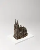 Claes Oldenburg, Altered Souvenir of the Cologne Cathedral, 1980, Aluminium und Gips, farbig gefasst, unter Acryl­glashaube