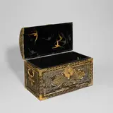 Dogubako-Truhe mit Namban-Lack by Momoyama-Periode Japanisch, Um 1600, Zypressenholz, Schwarzlack, Goldlack, Perlmutteinlagen; Kupferbeschläge, vergoldet, sold Jul 2015