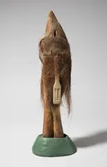 Meret Oppenheim, Gartengeist, 1971, Holz und Palmfasern auf farbig gefaßtem Sockel. Höhe (mit Sockel): 56,4 cm (22 ¼ in.)