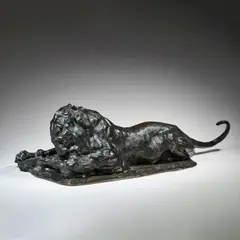 Rembrandt Bugatti, Lion couché dévorant, bronze à patine nuancée de brun-noir