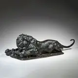 Rembrandt Bugatti, Lion couché dévorant, bronze à patine nuancée de brun-noir