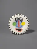 Visage no. 202 by Pablo Picasso, 1963, Runder Teller, weißer Ton, mit Engoben- und Emaillebemalung, glasiert. Durchmesser: 25 cm (9 ⅞ in.); ceramic, Madoura ed, sold Dec 2022