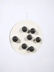 Gerhard von Graevenitz, Zweiseitiges Spielobjekt mit 7 Halbkugeln, 1964, Holzobjekt: Scheibe, beidseitig mit beweglichen Halbkugeln. Durchmesser: 50 cm, Tiefe: 10 cm (19 ⅝ in., Tiefe: 3 ⅞ in.)