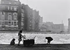 Robert Doisneau, Les Glaneurs de Charbon,, 1945, silver gelatin print