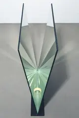 Alicja Kwade, Never Ending Stories, 2008, 2-teilige Installation: Stahl, schwarz lackiert, Spiegel, Bierglas, Zigarettenstummel