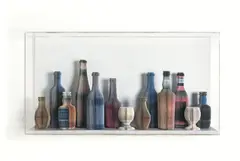 Pavlos Dionyssopoulos, Bar, 1978, Assemblage aus Plakatpapierstreifen auf grau bemaltem Holz, in Acrylglasbox