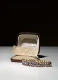 Berliner Goldschmied, Gold, getrieben, graviert; Email; dreißig Diamantrosen (im Originalfutteral), Ø ca. 6 cm (2 ⅜ in.)