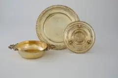 Albrecht Biller, Vergoldete Écuelle auf Presentoire eines Toilettservices, 1705, Silber, getrieben, gegossen, geschnitten, ziseliert, vergoldet