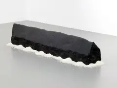 Wolfgang Laib, Reishaus, 2007, Indischer Granit, Ruß mit Sonnenblumenöl, Reis