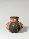 Visage de profil by Pablo Picasso, 1953, Vase, roter Ton, Engoben- und Paraffinbemalung, teilweise glasiert. Höhe: 24,5 cm (9 ⅝ in.); ceramic, Madoura edition, sold Dec 2020