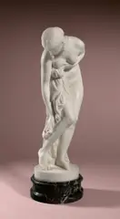Reinhold Begas, Badende – „Nach dem Bade“. 1864 / um 1900, Marmor. 45 cm (ohne Sockel) (17 ¾ in. (ohne Sockel))