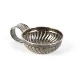 Mario Buccellati, Sterling silver tastevin, in the classical French and European tradition. The bowl features a shoulder decorated with a dense pattern of