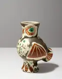 Vase „Chouette by Pablo Picasso, 1968, Ton (weißer Scherben), graviert, Engobenbemalung, teilweise glasiert; ceramic, Madoura edition, sold Nov 2019