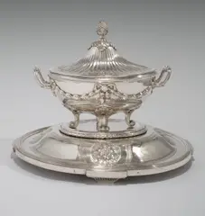 Johann Wilhelm Dammann, Terrine und Presentoir aus dem Permschen Gouvernementsservice für Zarin Katharina II. von Russland (1729-1796), 1779, Silber, getrieben, gegossen, ziseliert, graviert und mattpunziert