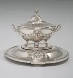 Johann Wilhelm Dammann, Terrine und Presentoir aus dem Permschen Gouvernementsservice für Zarin Katharina II. von Russland (1729-1796), 1779, Silber, getrieben, gegossen, ziseliert, graviert und mattpunziert