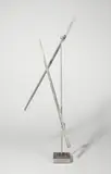 George Rickey, One Up One Down VII, 1988, Kinetische Edelstahlskulptur mit 2 beweglichen Nadeln (Innenskulptur). Maße variabel. Maximale Höhe: 66,5 cm, maximale Breite: ca. 50 cm (26 ⅛ in., maximale Breite: ca. 19 ⅝ in.)